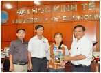 ĐH Kinh tế TPHCM miễn toàn bộ học phí cho “nữ sinh hái ớt thuê”